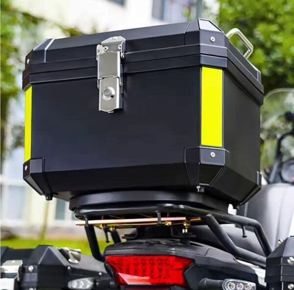 45l motociklo dėžė plastikinė abs sumontuota ant motociklo vaizdas iš priekio